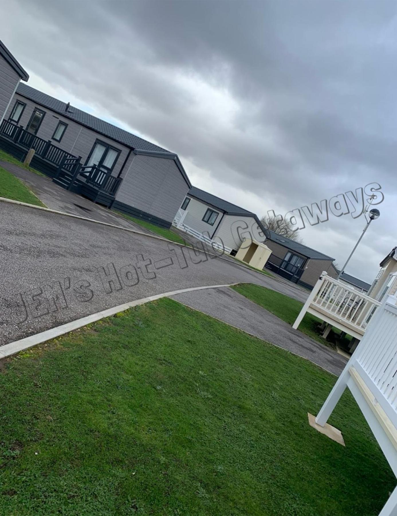 Jems Hot-Tub Getaways 6 Berth At Tattershall Lakes Exterior photo